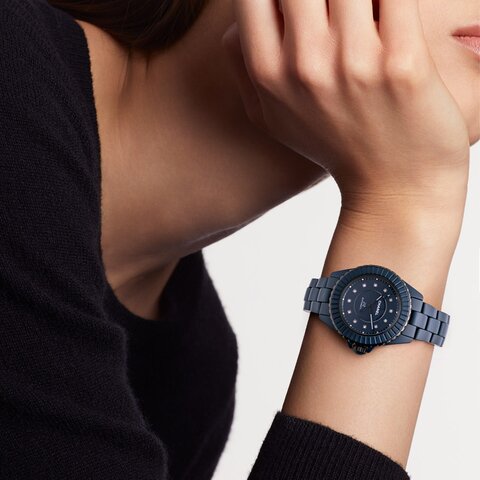 montre CHANEL avec un boîtier en céramique, un cadran bleu avec diamant et un diamètre de 33 mm