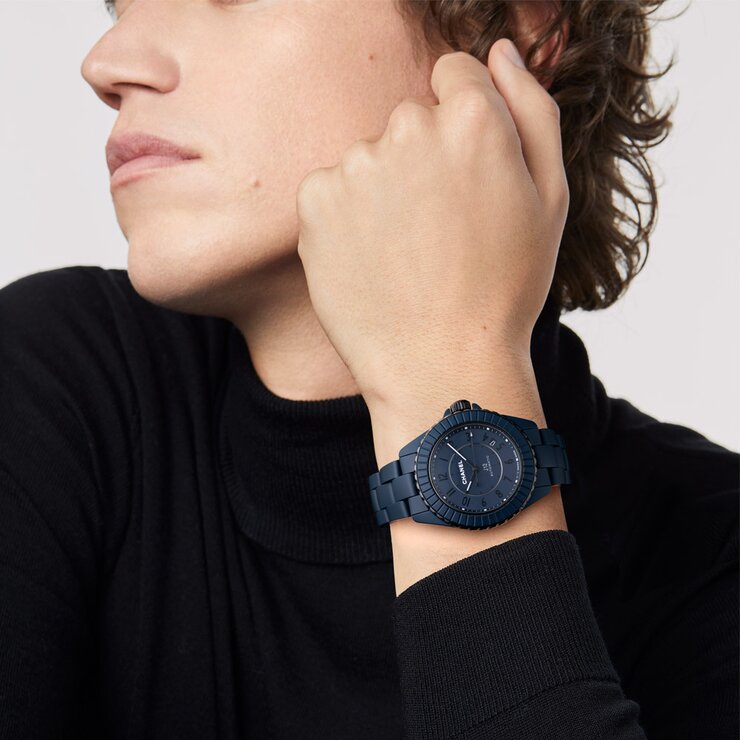 CHANEL horloge met een kast in keramiek, met een wijzerplaat in het blauw en een diameter van 38