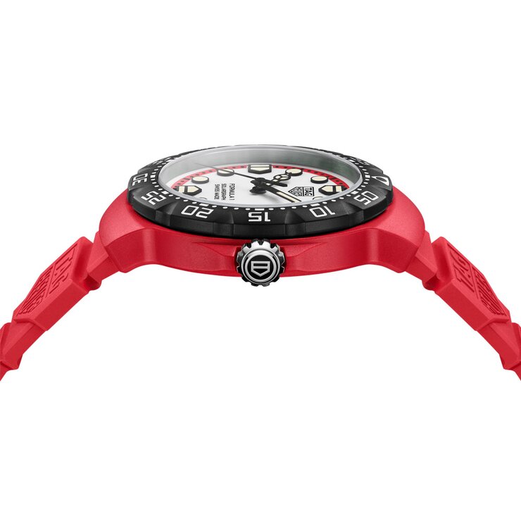 TAG Heuer horloge met een kast in polylight, met een wijzerplaat in het wit en een diameter van 38