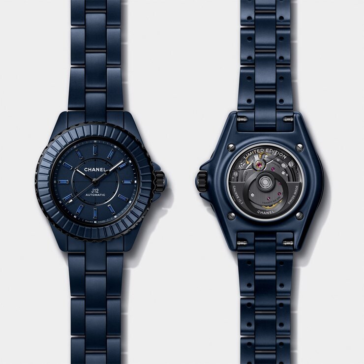 CHANEL horloge met een kast in keramiek, met een wijzerplaat in het blauw met saffier en een diameter van 33