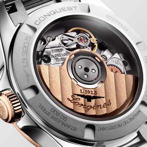 Longines horloge met een kast in rosé goud op staal, met een wijzerplaat in het zilver en een diameter van 30 mm