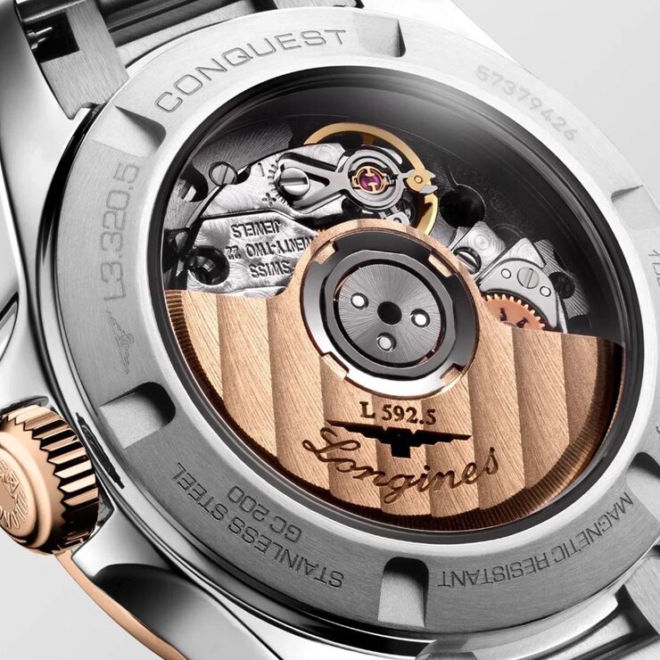 Longines horloge met een kast in rosé goud op staal, met een wijzerplaat in het zilver en een diameter van 30