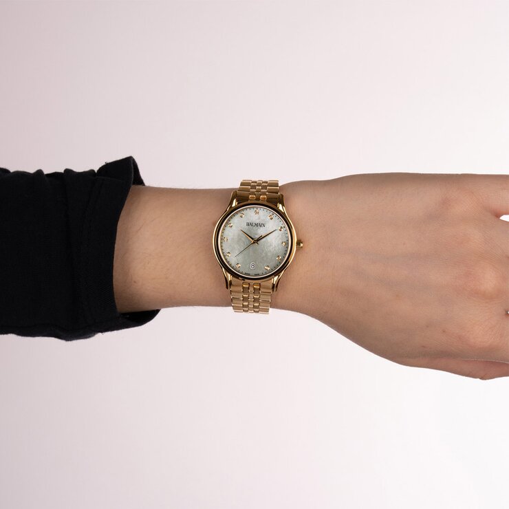 Balmain horloge met een kast in gele pvd-coating, met een wijzerplaat in het parelmoer met  briljant en een diameter van 32