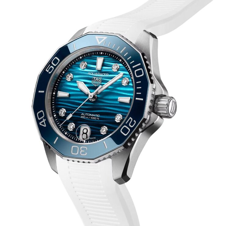 TAG Heuer horloge met een kast in keramiek op staal, met een wijzerplaat in het blauw met briljant en een diameter van 36