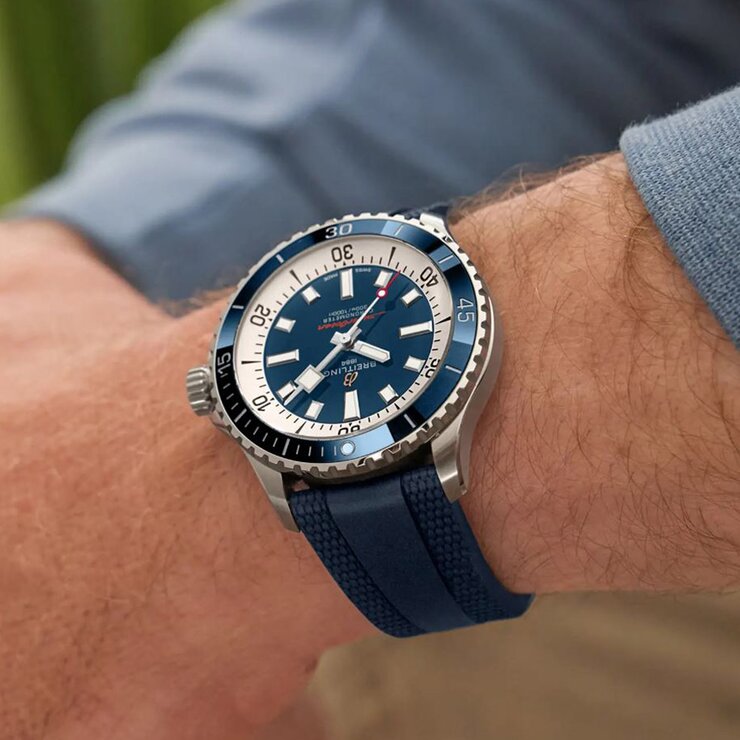 Breitling horloge met een kast in staal, met een wijzerplaat in het blauw en een diameter van 42 mm