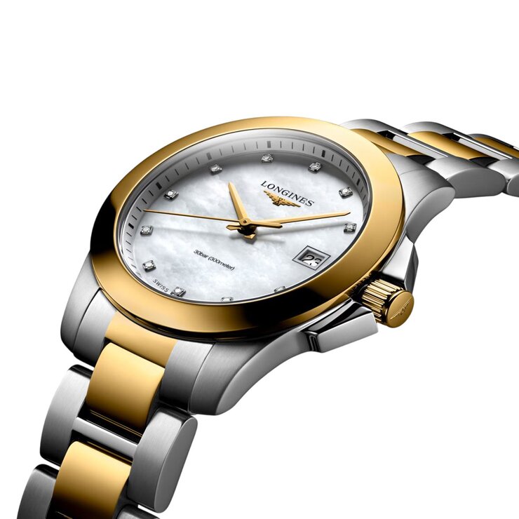 Longines horloge met een kast in gele pvd-coating op staal, met een wijzerplaat in het parelmoer met  briljant en een diameter van 34