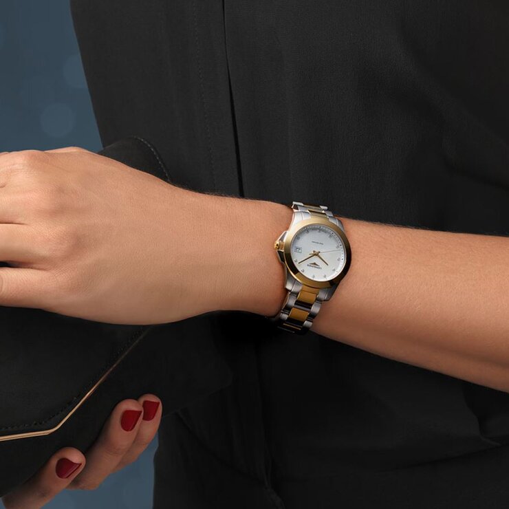 Longines horloge met een kast in gele pvd-coating op staal, met een wijzerplaat in het parelmoer met  briljant en een diameter van 34 mm