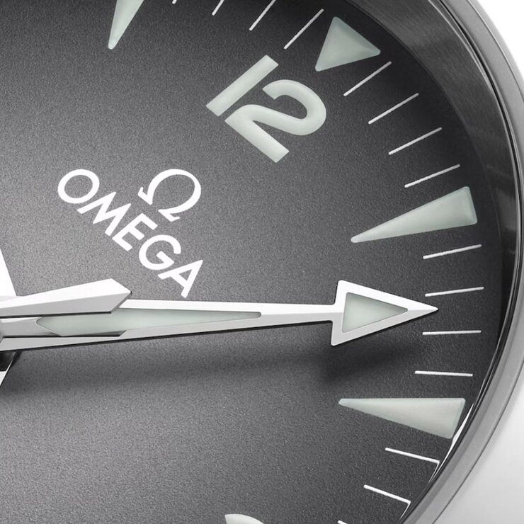 Omega horloge met een kast in staal, met een wijzerplaat in het grijs en een diameter van 38 mm