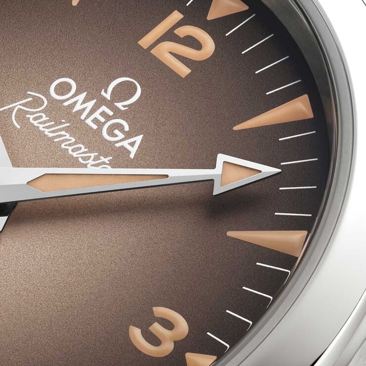 montre Omega avec un boîtier en acier, un cadran brun et un diamètre de 38