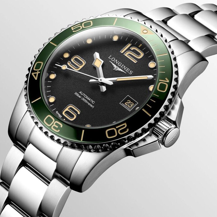 montre Longines avec un boîtier en céramique sur acier, un cadran noir et un diamètre de 41