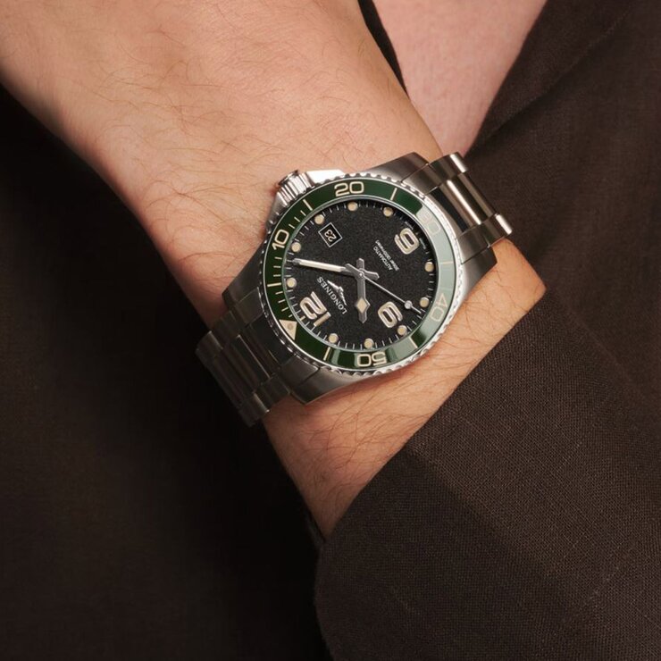 montre Longines avec un boîtier en céramique sur acier, un cadran noir et un diamètre de 41