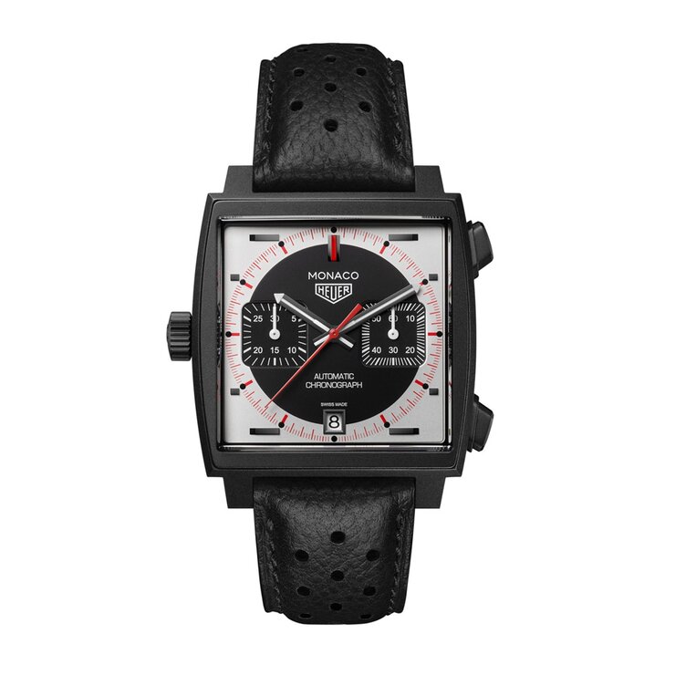 TAG Heuer horloge met een kast in titanium, met een wijzerplaat in het zwart en een diameter van 39