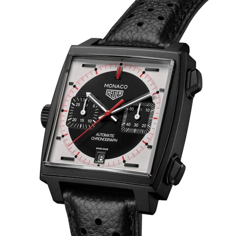 TAG Heuer horloge met een kast in titanium, met een wijzerplaat in het zwart en een diameter van 39 mm