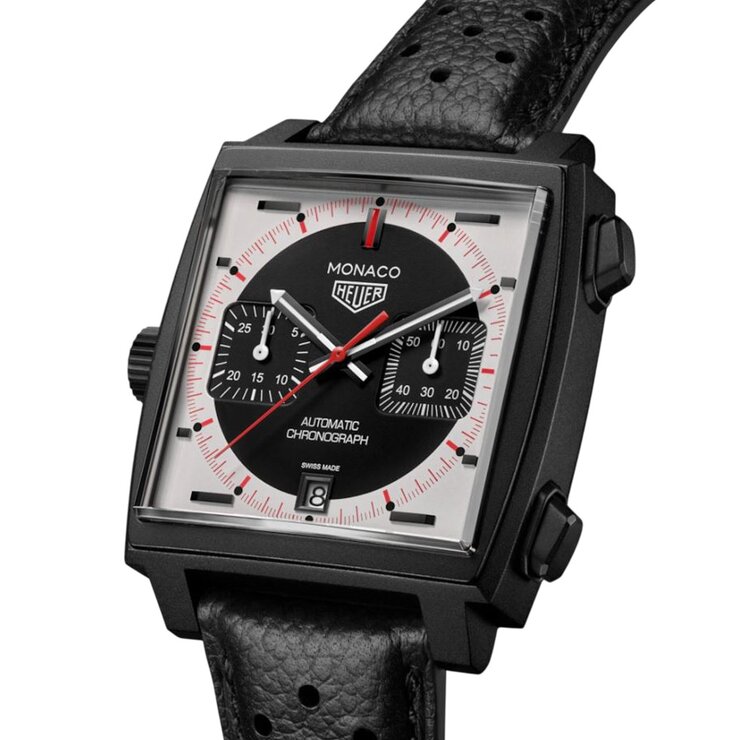 TAG Heuer horloge met een kast in titanium, met een wijzerplaat in het zwart en een diameter van 39