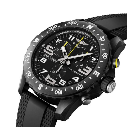 Breitling horloge met een kast in breitlight, met een wijzerplaat in het zwart en een diameter van 44 mm