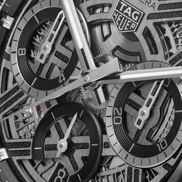 TAG Heuer horloge met een kast in titanium, met een wijzerplaat in het zwart en een diameter van 44