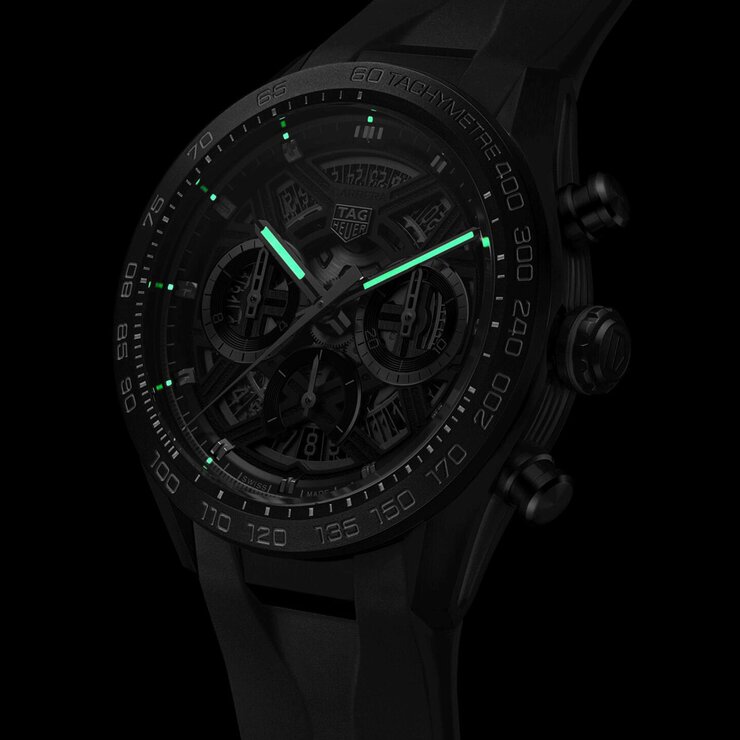 TAG Heuer horloge met een kast in titanium, met een wijzerplaat in het zwart en een diameter van 44