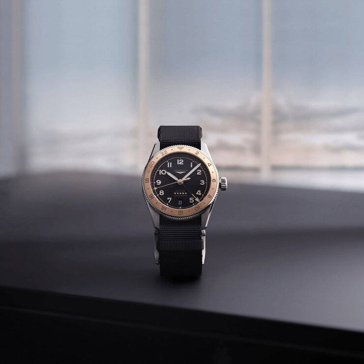 Longines horloge met een kast in rosé goud op staal, met een wijzerplaat in het zwart en een diameter van 39 mm