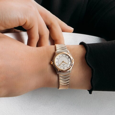 Ebel horloge met een kast in geel goud op staal, met een wijzerplaat in het zilver en een diameter van 29 mm