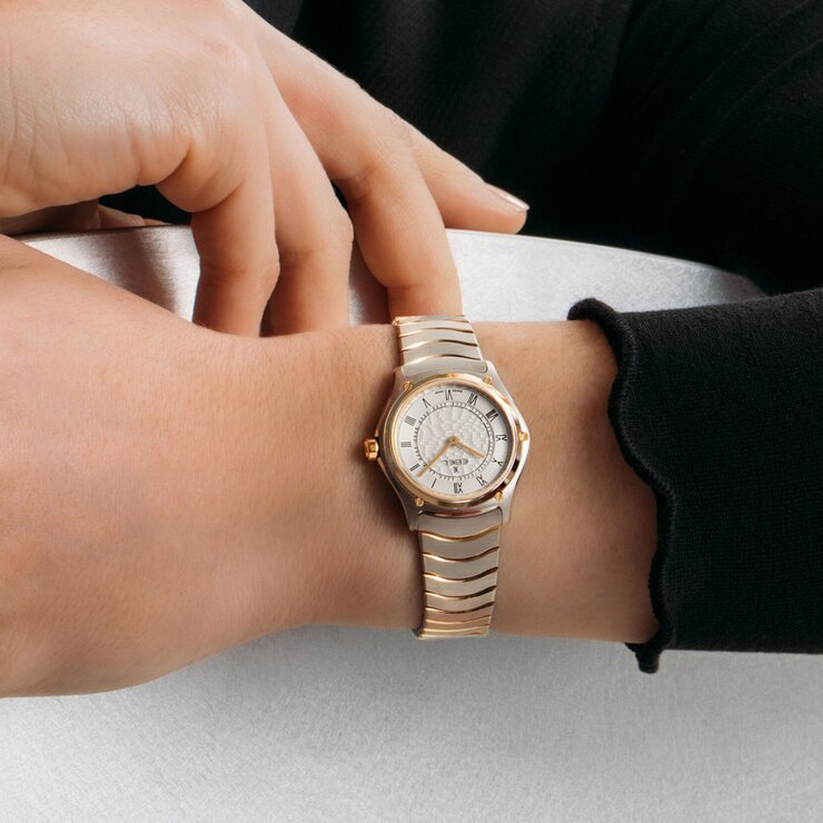 Ebel horloge met een kast in geel goud op staal, met een wijzerplaat in het zilver en een diameter van 29
