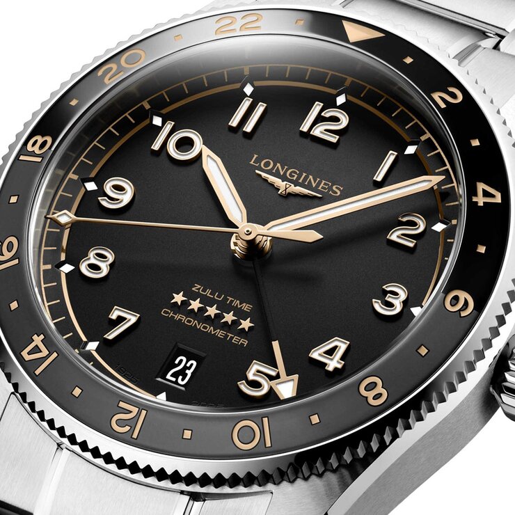 montre Longines avec un boîtier en céramique sur acier, un cadran noir et un diamètre de 39 mm