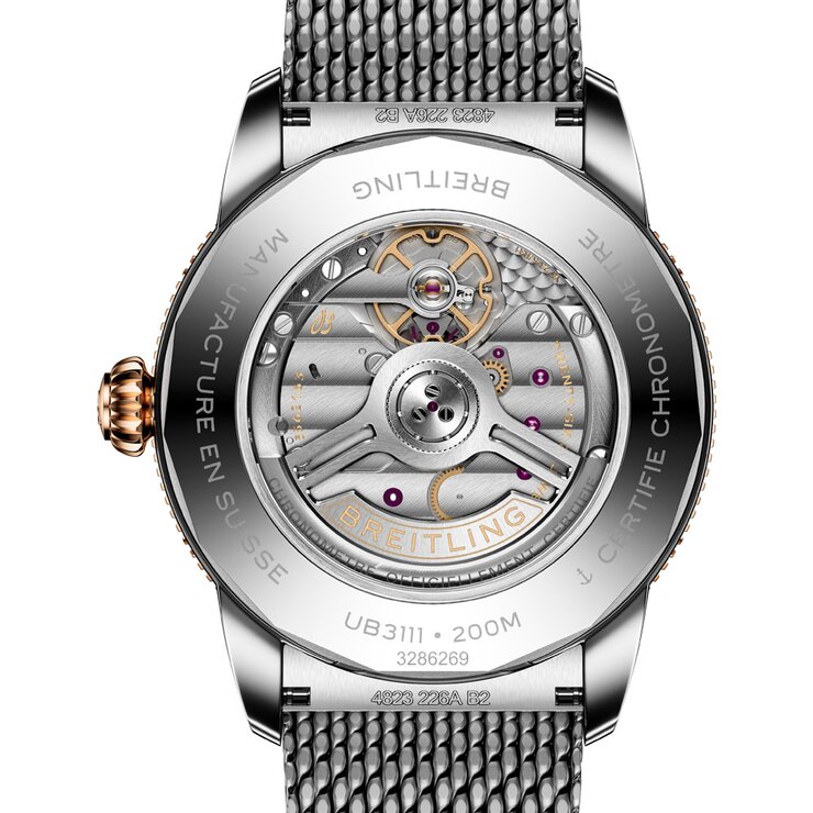 Breitling horloge met een kast in rosé goud op staal, met een wijzerplaat in het zwart en een diameter van 42