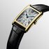montre Longines avec un boîtier en or jaune et un cadran argent - thumb