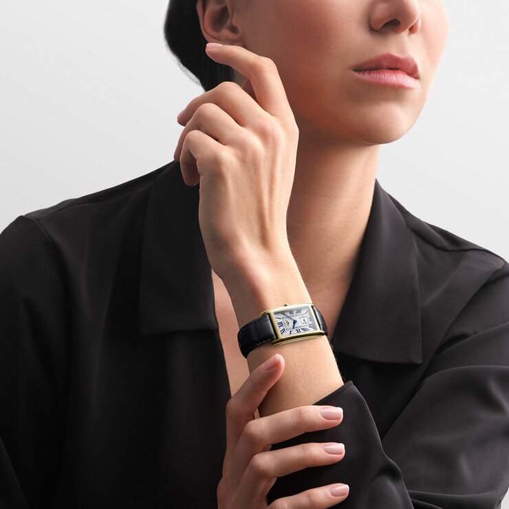 montre Longines avec un boîtier en or jaune et un cadran argent