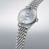 montre Seiko avec un boîtier en acier, un cadran argent et un diamètre de 36 - thumb