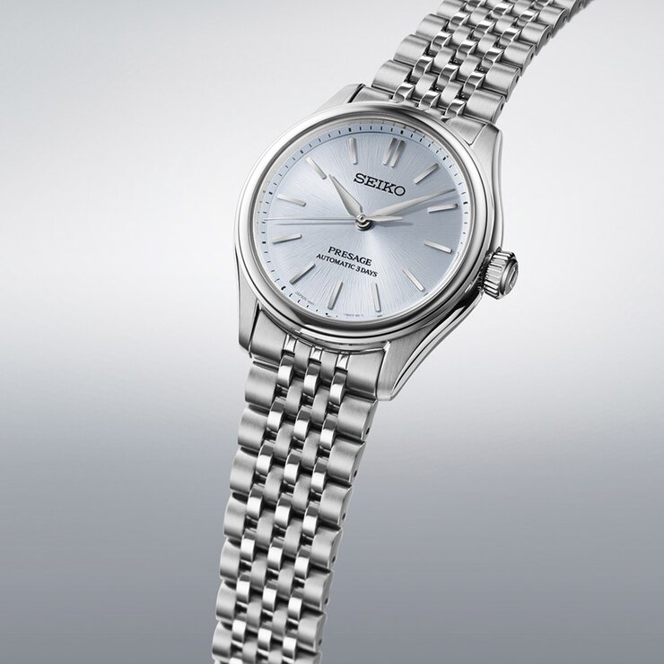 montre Seiko avec un boîtier en acier, un cadran argent et un diamètre de 36