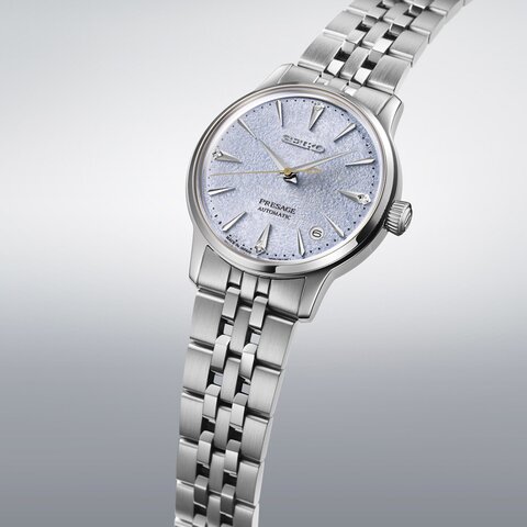 Seiko horloge met een kast in staal, met een wijzerplaat in het blauw met briljant en een diameter van 34 mm