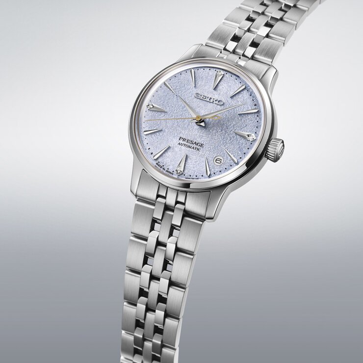 Seiko horloge met een kast in staal, met een wijzerplaat in het blauw met briljant en een diameter van 34