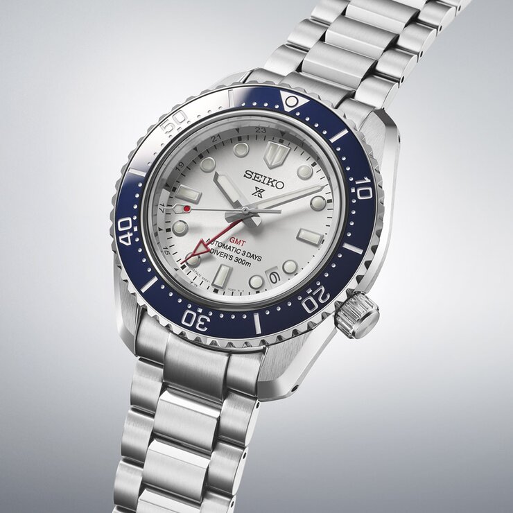 Seiko horloge met een kast in keramiek op staal, met een wijzerplaat in het wit en een diameter van 42