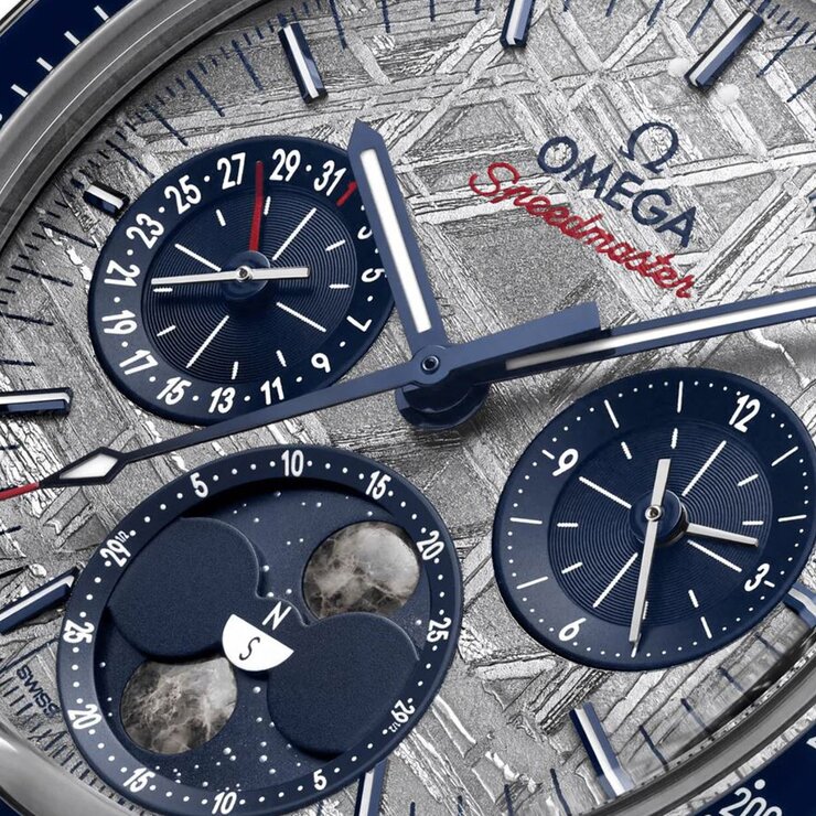 Omega horloge met een kast in keramiek op staal, met een wijzerplaat in het grijs en een diameter van 43