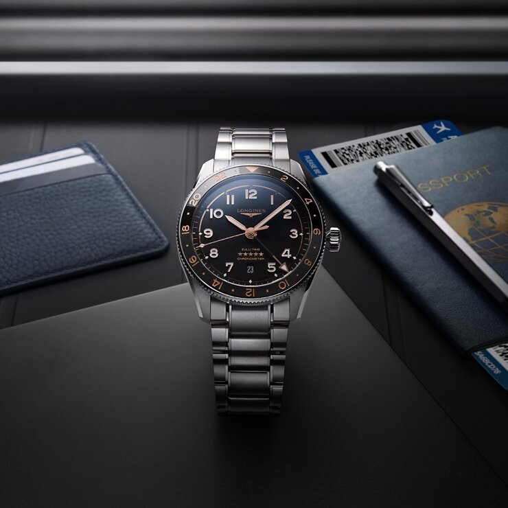 Longines horloge met een kast in keramiek op staal, met een wijzerplaat in het zwart en een diameter van 42 mm