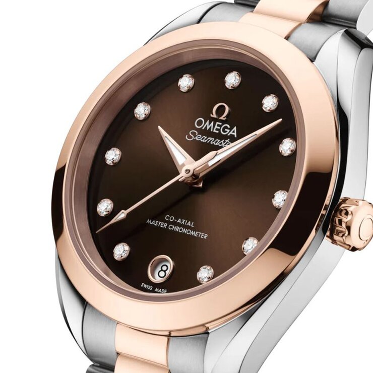 Omega horloge met een kast in rosé goud op staal, met een wijzerplaat in het bruin met briljant en een diameter van 30