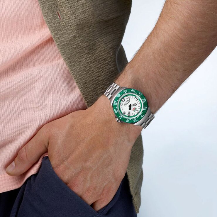 TAG Heuer horloge met een kast in polylight op staal, met een wijzerplaat in het wit en een diameter van 38