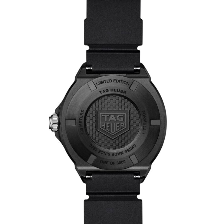 montre TAG Heuer avec un boîtier en polylight sur acier, un cadran noir et un diamètre de 38