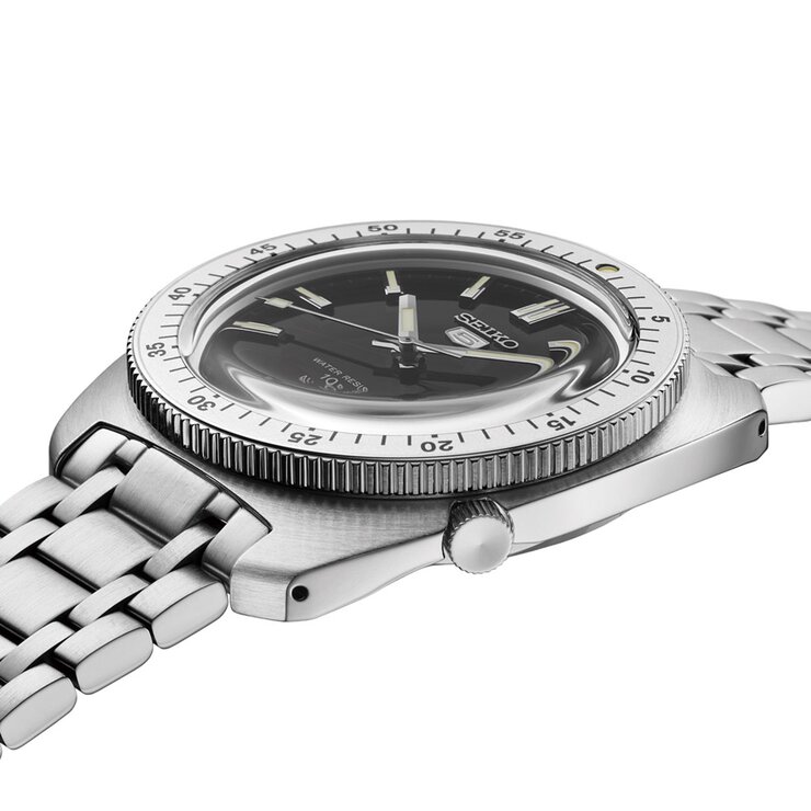 Seiko horloge met een kast in staal, met een wijzerplaat in het zwart en een diameter van 38 mm