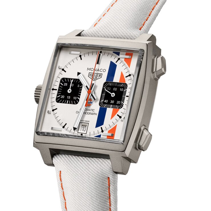 montre TAG Heuer avec un boîtier en titane, un cadran blanc et un diamètre de 39 mm