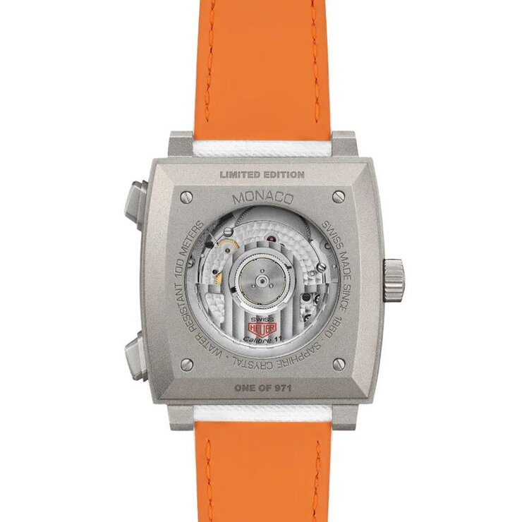 montre TAG Heuer avec un boîtier en titane, un cadran blanc et un diamètre de 39 mm