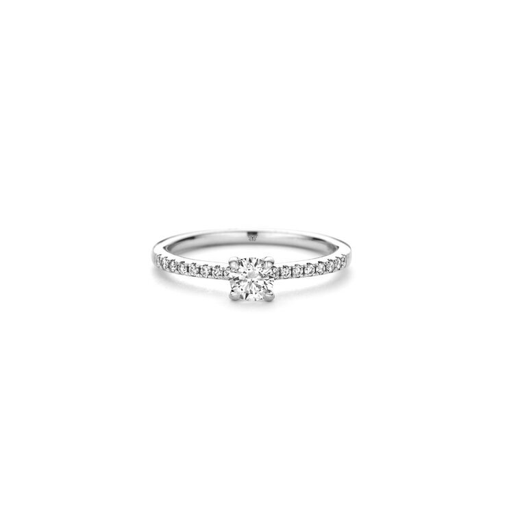 The Exclusive Collection verlovingsring in wit goud 18kt met briljant (ronde diamant) van 0,34 karaat als hoofdsteen omringd door briljanten van 0,12 karaat