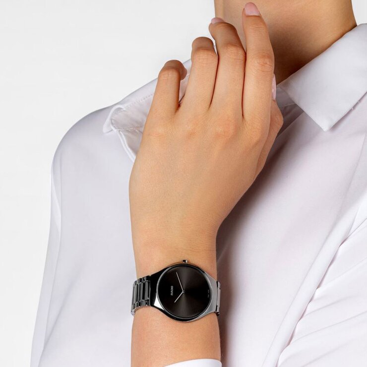 Rado horloge met een kast in keramiek, met een wijzerplaat in het grijs en een diameter van 39