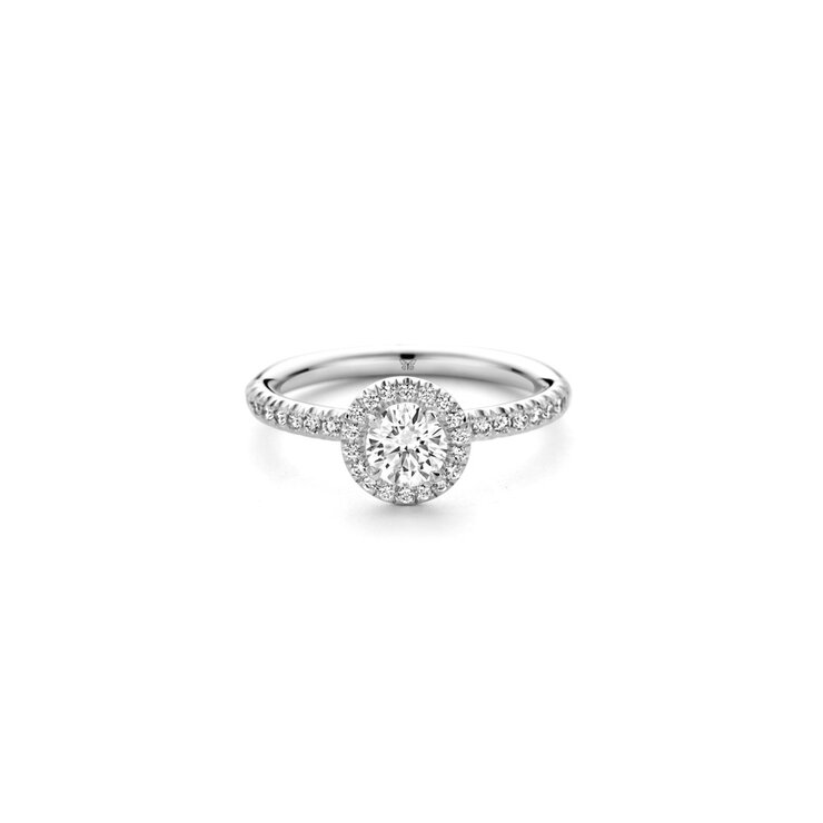 The Exclusive Collection verlovingsring in wit goud 18kt met briljant (ronde diamant) van 0,51 karaat als hoofdsteen omringd door briljanten van 0,30 karaat