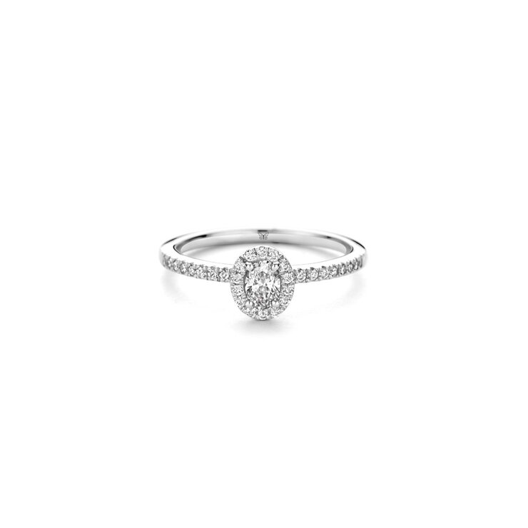 bague de fiançailles The Exclusive Collection en or blanc 18 ct avec diamant ovale de 0.22 carat entouré de briljants de 0,22 karaat