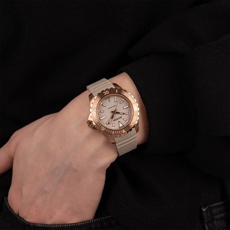 Balmain horloge met een kast in rosé pvd-coating, met een wijzerplaat in het beige en een diameter van 34 mm
