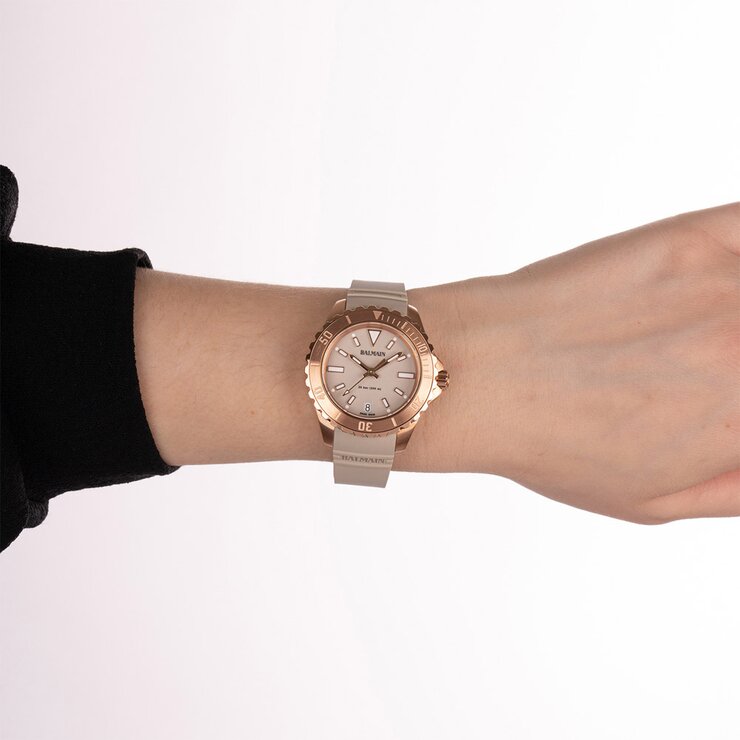 Balmain horloge met een kast in rosé pvd-coating, met een wijzerplaat in het beige en een diameter van 34 mm