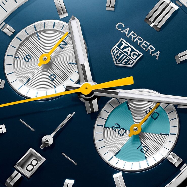 montre TAG Heuer avec un boîtier en acier, un cadran bleu et un diamètre de 42 mm