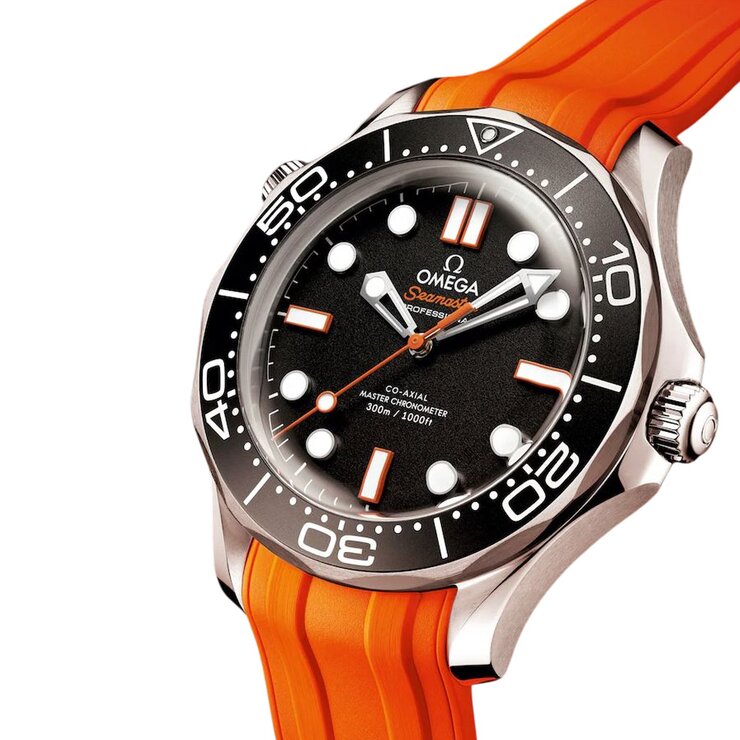 Omega horloge met een kast in staal, met een wijzerplaat in het zwart en een diameter van 42 mm