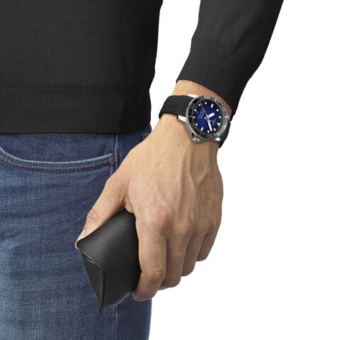 Tissot horloge met een kast in staal, met een wijzerplaat in het blauw en een diameter van 43 mm